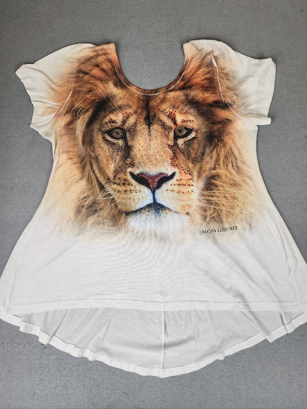 MGM Grand White Lion With Jewels Tee V Neck Safari  Las Vegas Womens XL